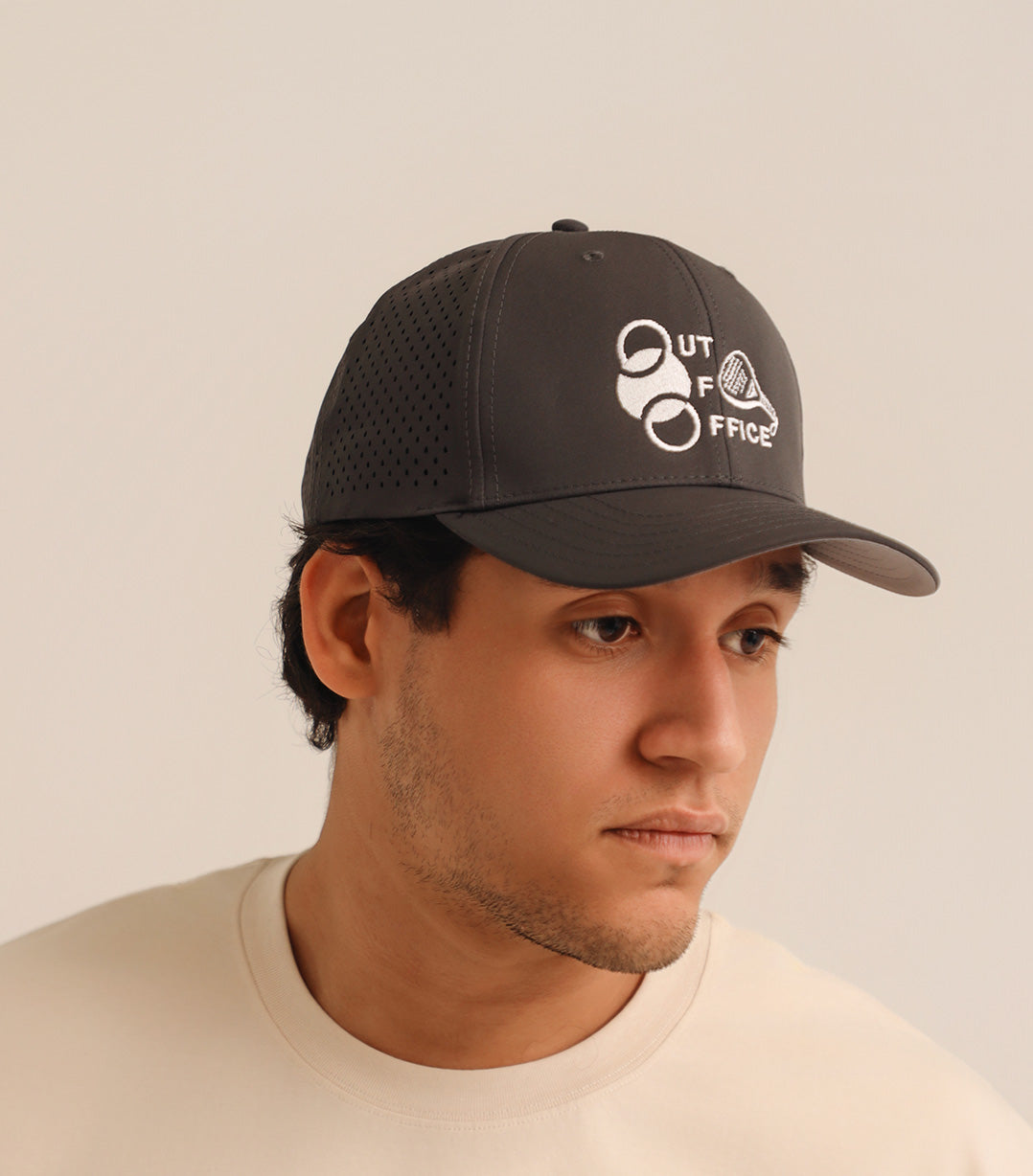 OUT OF OFFICE gorra